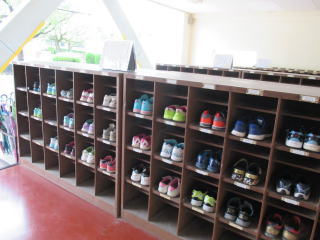 各学級の靴箱